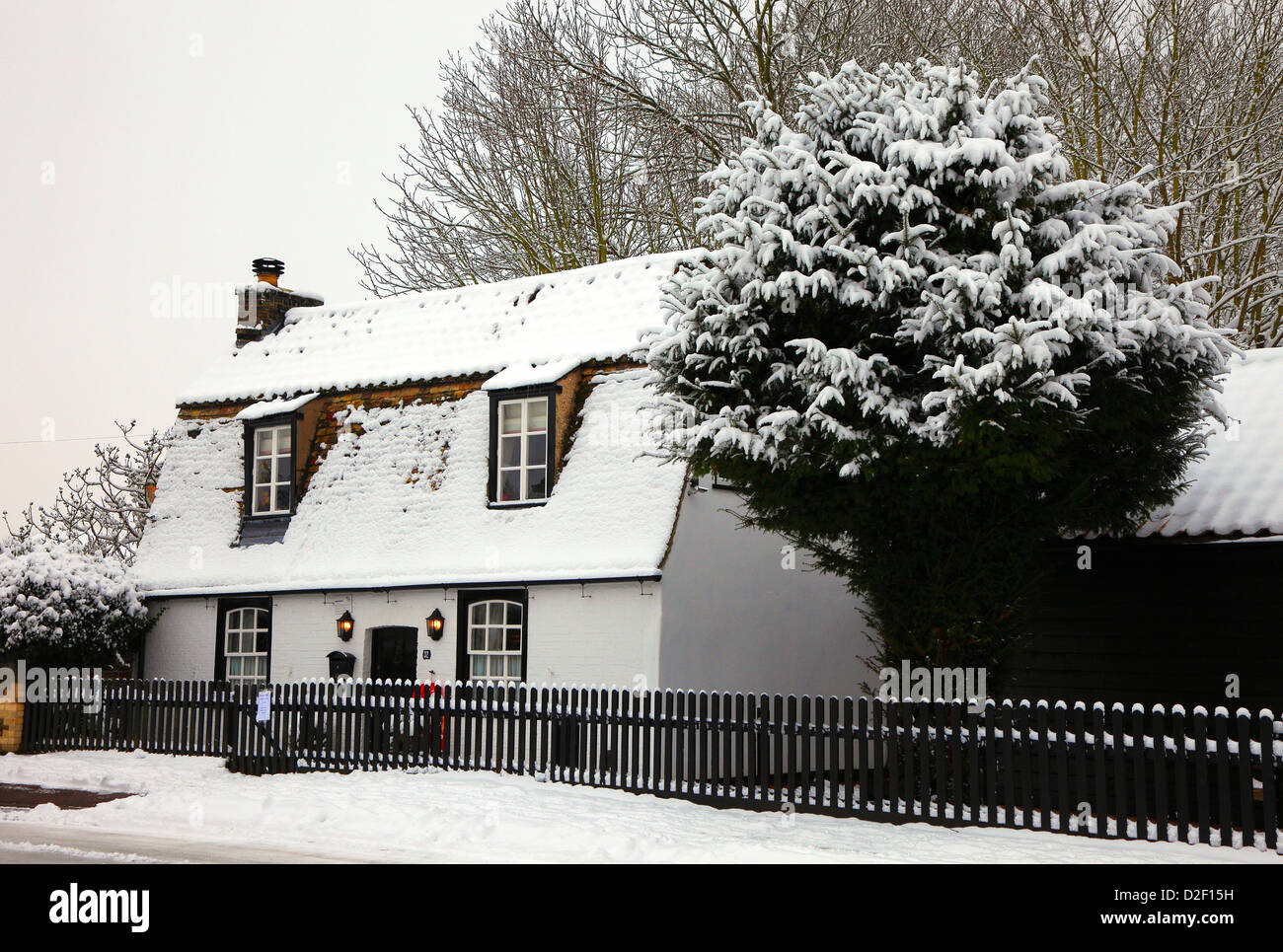 Cottage in winter snow Milton Cambridgeshire Stock Photo