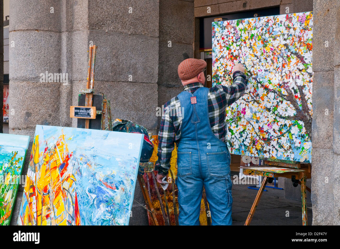 Painter painting a picture at Main Square. Madrid, Spain Stock Photo