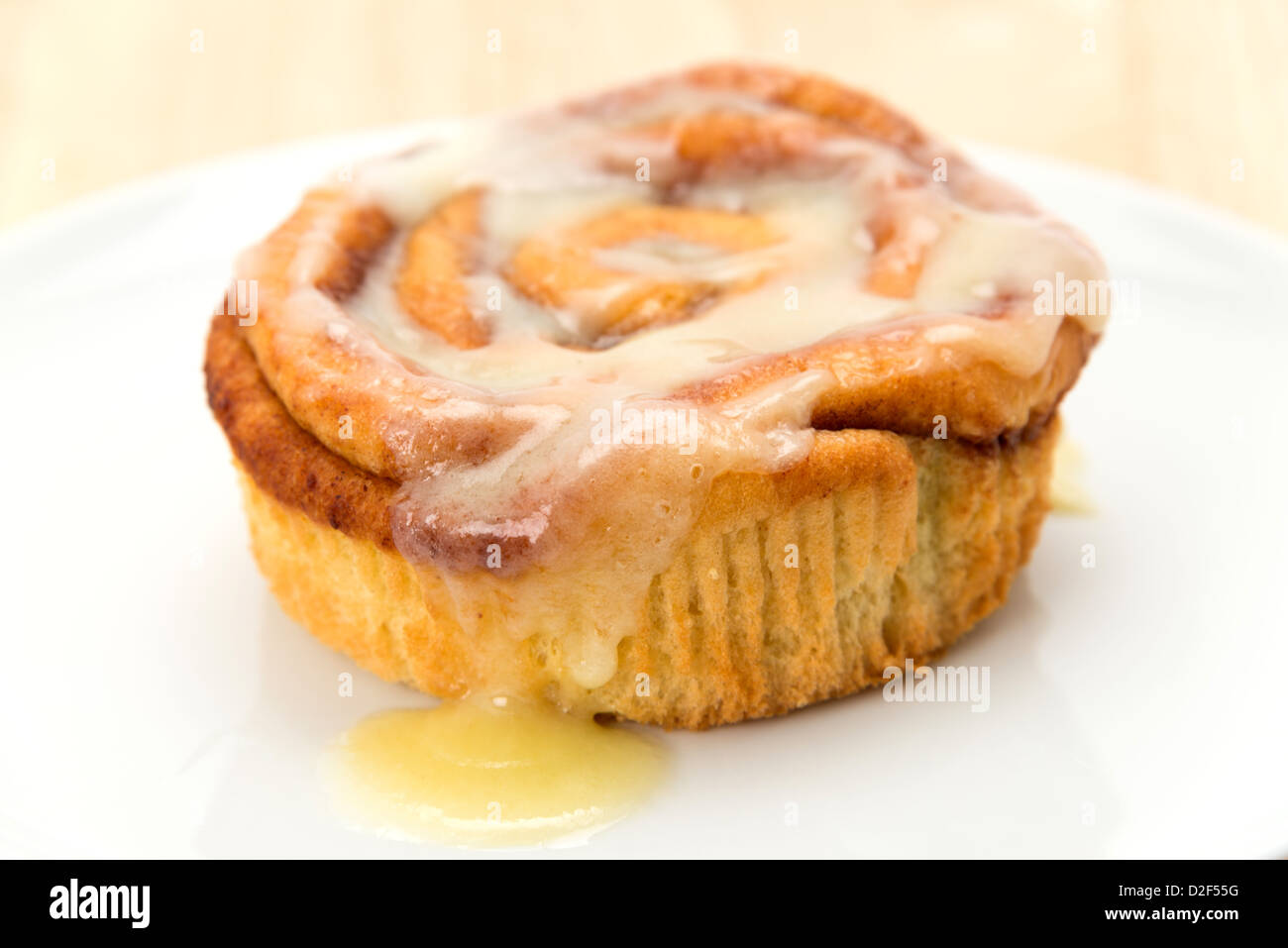 Hot cinnamon roll on a white plate Stock Photo - Alamy