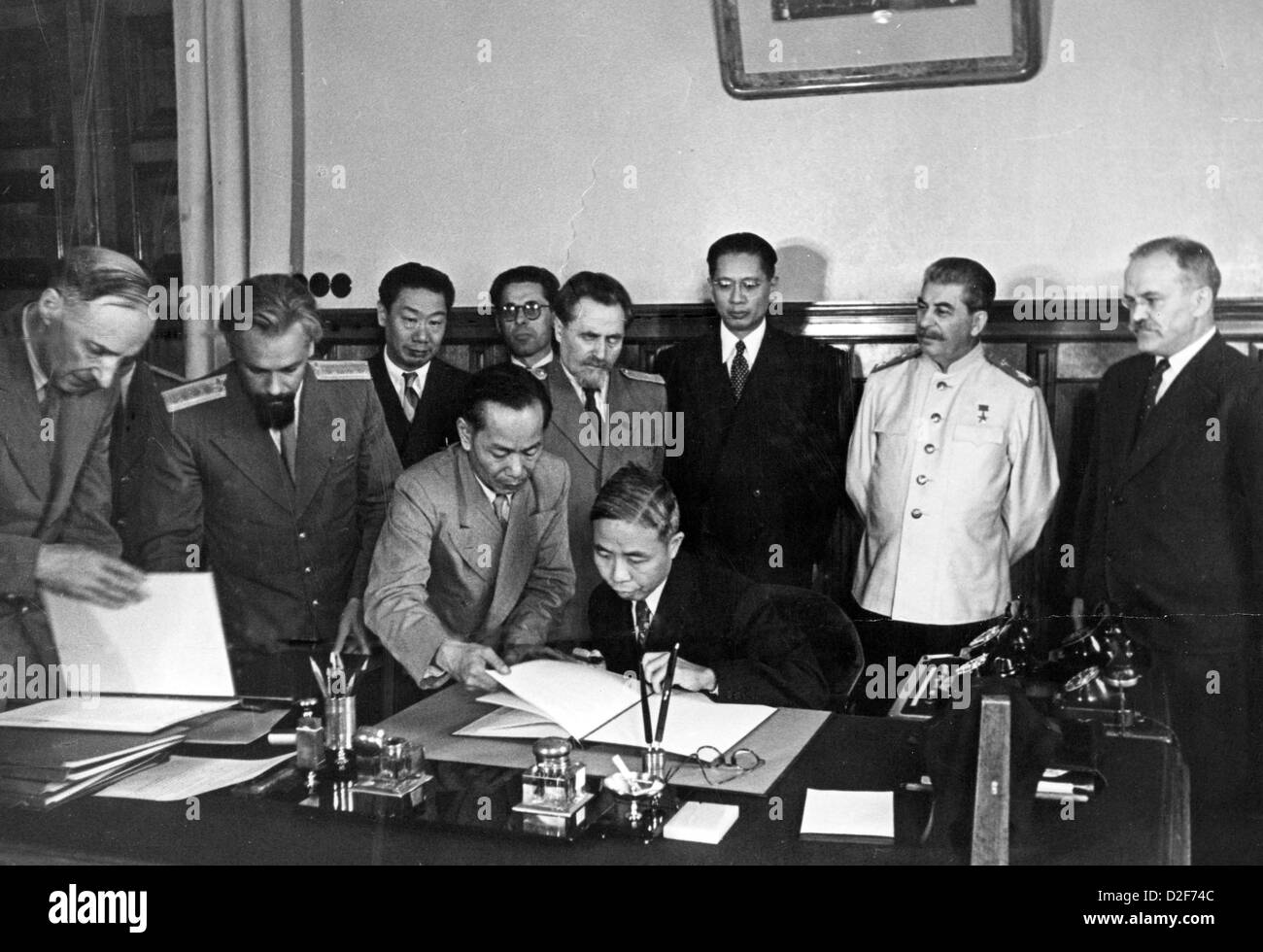 CHINESE- SOVIET TREATY 1945. Stalin in white jacket and Molotov at right watch Wang Shih-chieh signing in Moscow 14 August 1945 Stock Photo