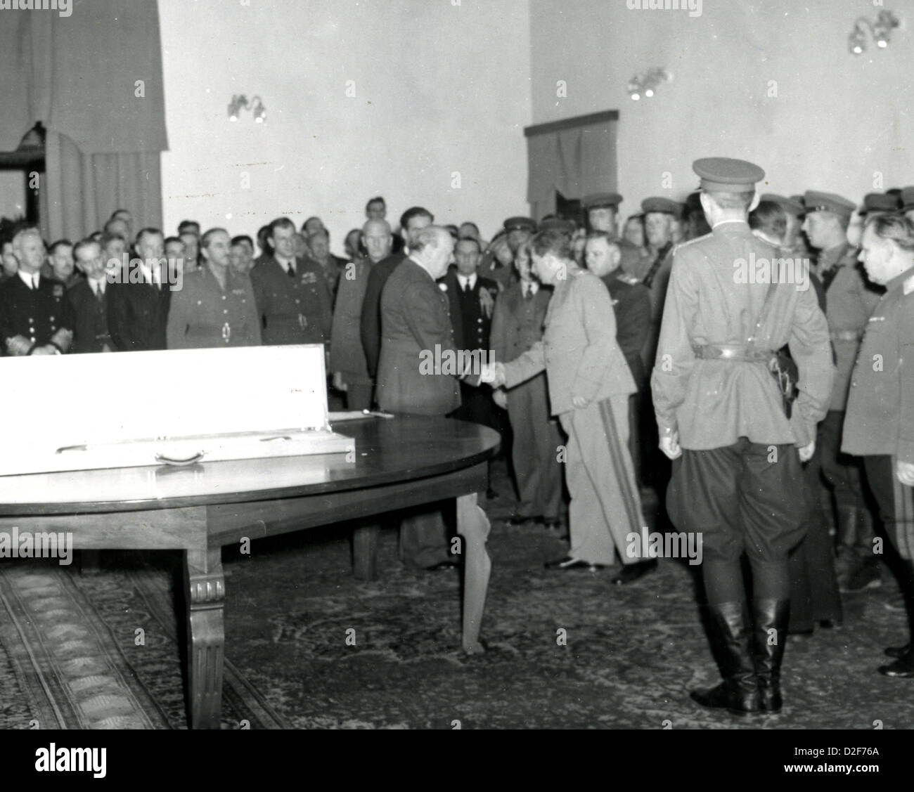 WINSTON CHURCHILL shakes hands with Joseph Stalin after presentation of Stalingrad Sword at Tehran Conference, 29 November 1943 Stock Photo