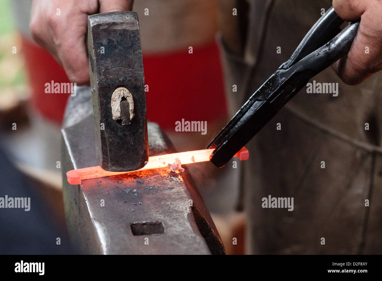 Forging horseshoe on anvil hammer hi-res stock photography and images ...