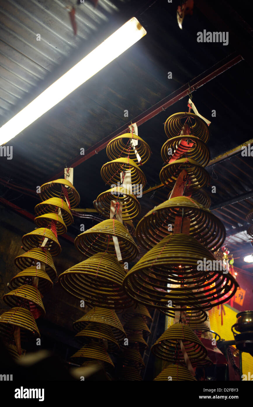 Hong Kong, China, Raeucherstaebchenspiralen hanging from the ceiling Stock Photo