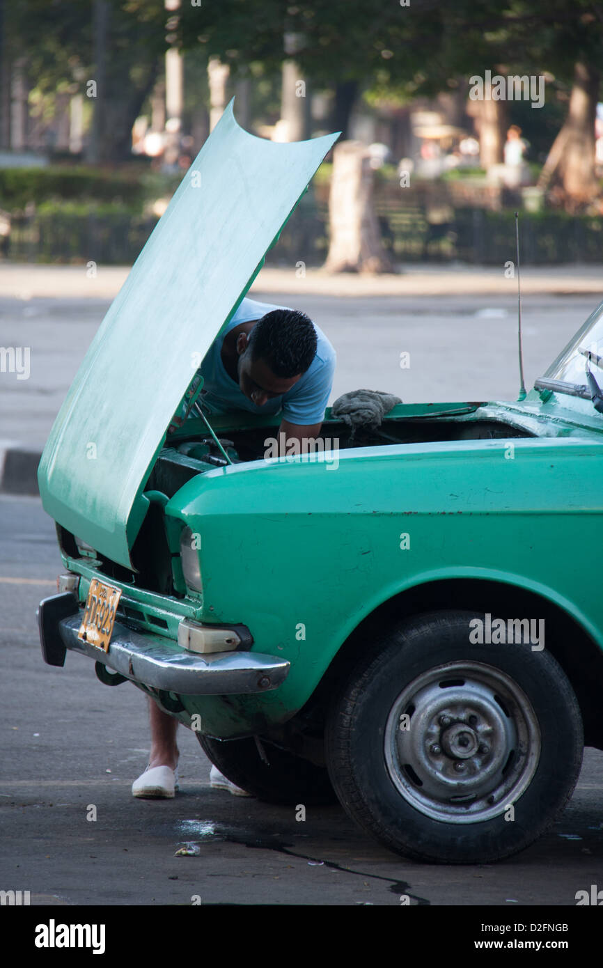 Man trying to fix his brokendown car in Havana Stock Photo - Alamy