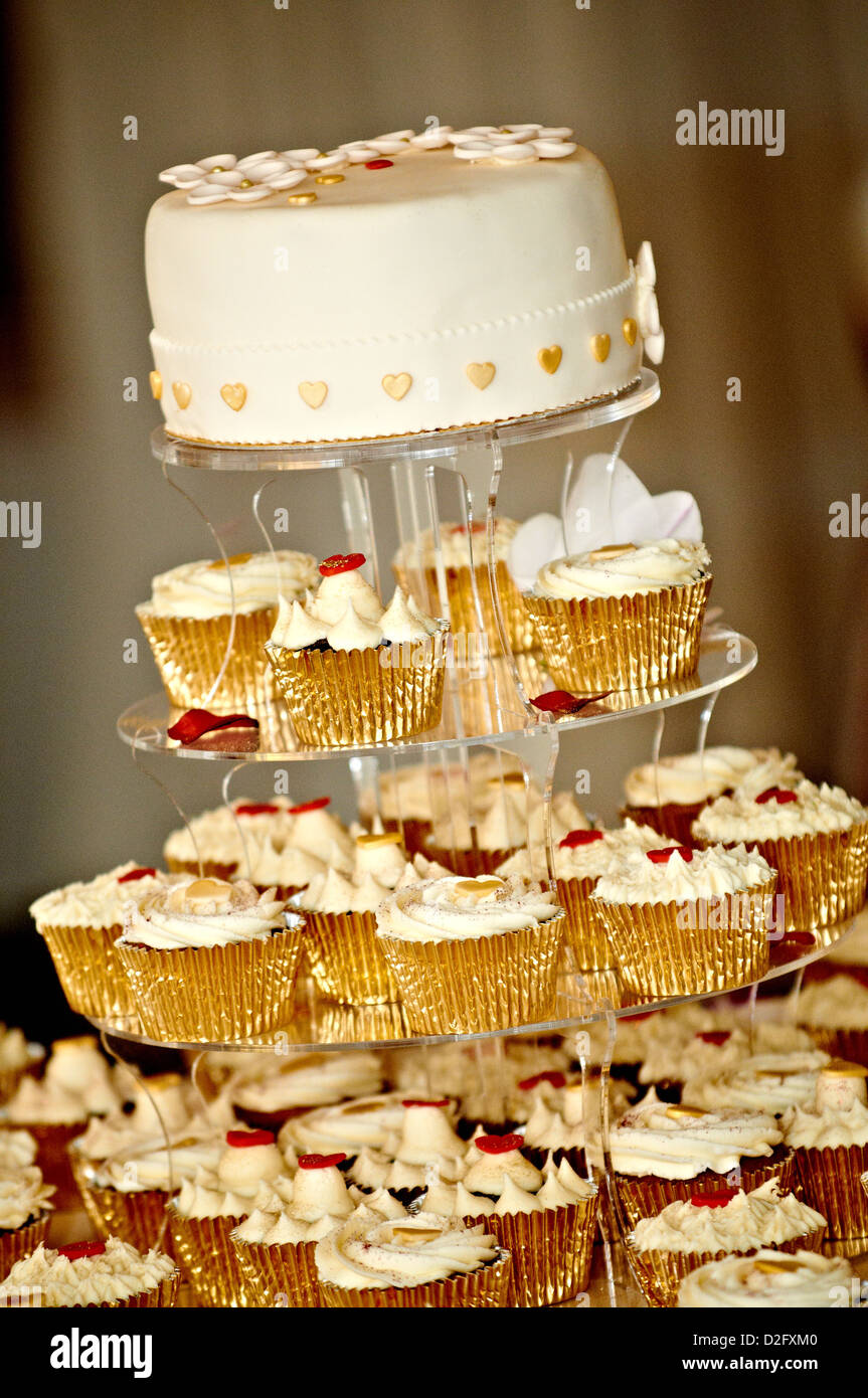 Beau gâteau avec décor fleurs comestibles Photo Stock - Alamy