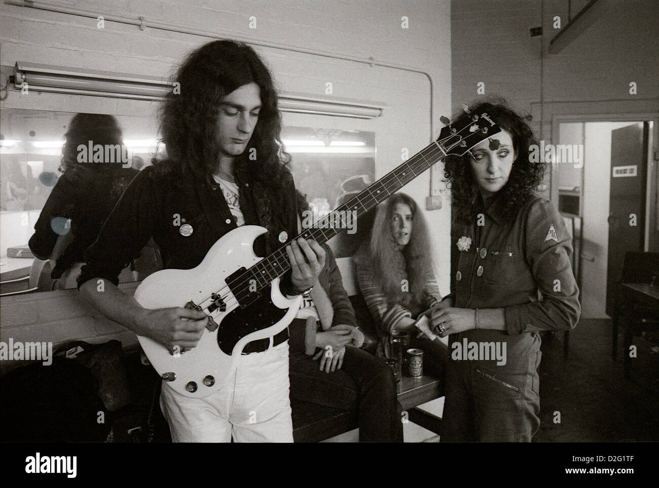 Pink Fairies bass guitarist Duncan Sandy Sanderson backstage before a gig  with Larry Wallis and Russell Hunter at Dingwalls Camden in London 1975  KATHY DEWITT Stock Photo - Alamy