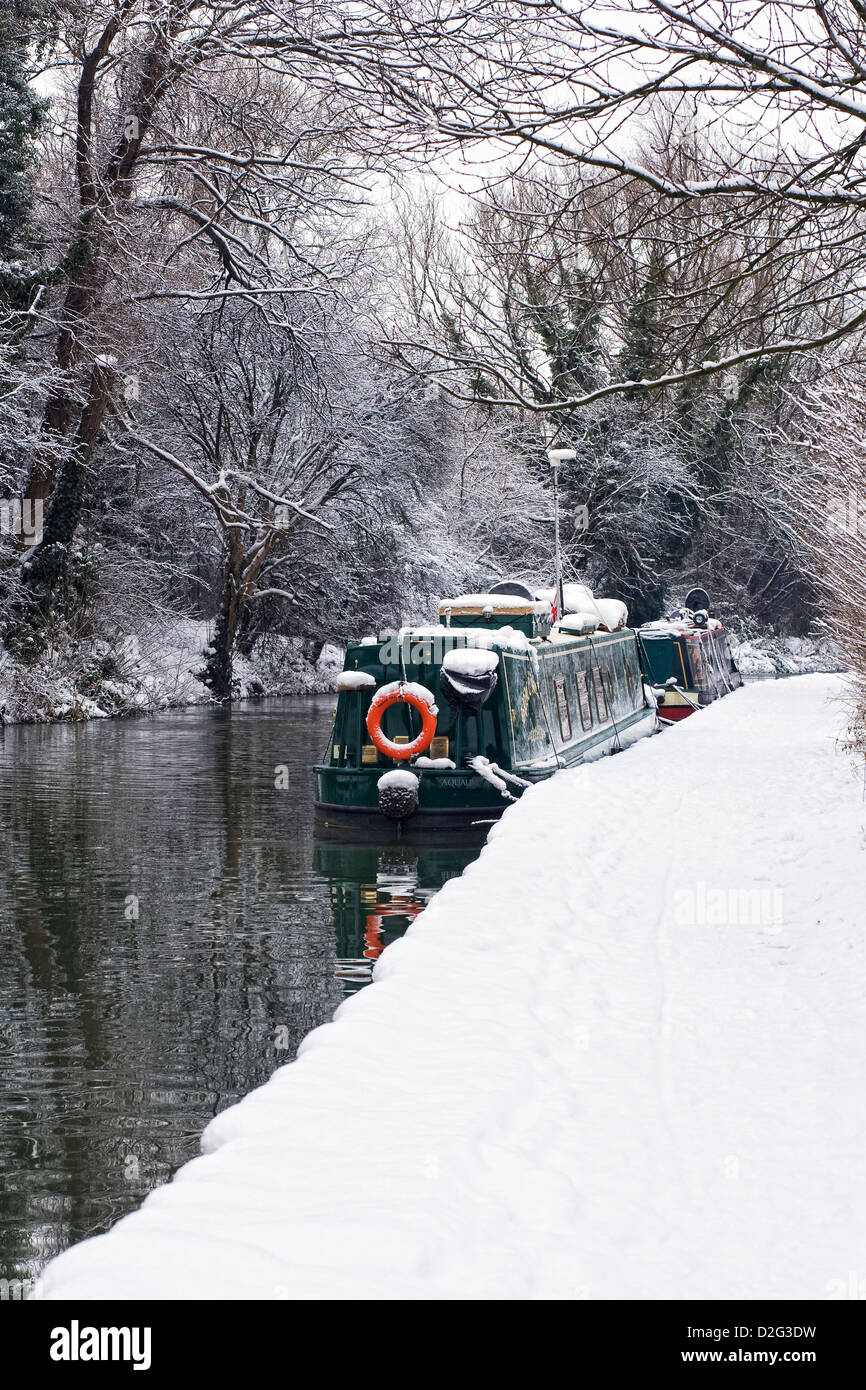 Narrowboats on The Oxford Canal at Banbury in Winter, Oxfordshire. Stock Photo