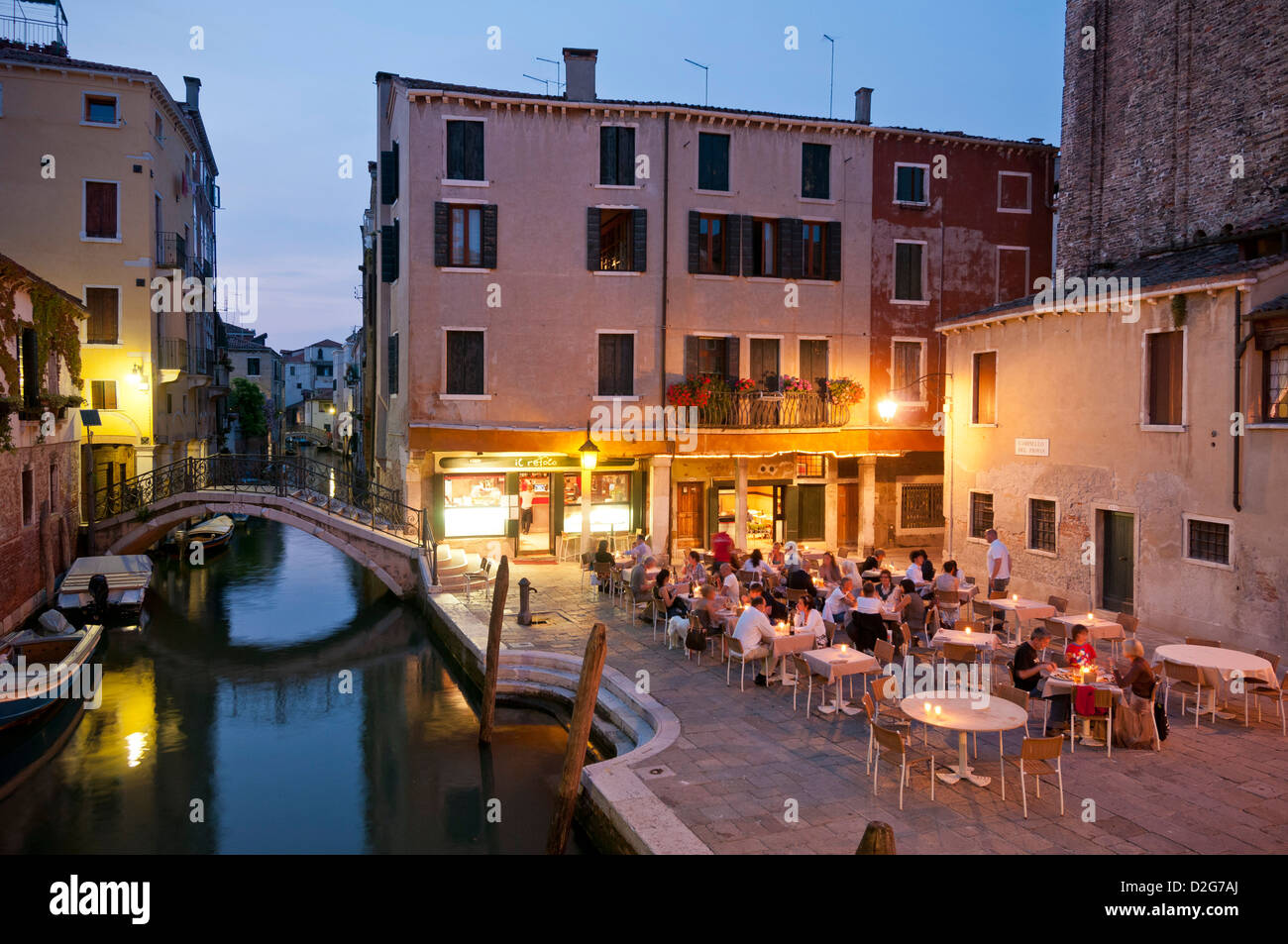 Venice. Italy. People dining outside at Il Refolo restaurant, Campiello del Piovan, San Giacomo dell'Orio. Stock Photo