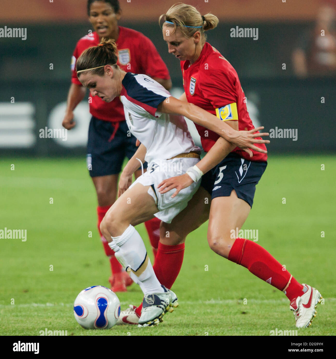 England team captain Faye White (R) defends against Heather O'Reilly of the USA (L) during a FIFA Women's World Cup quarterfinal Stock Photo