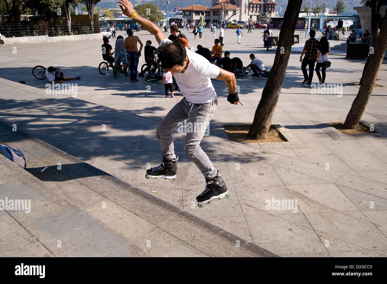 TURKEY, ISTANBUL: Guys meet for roller blading Stock Photo - Alamy