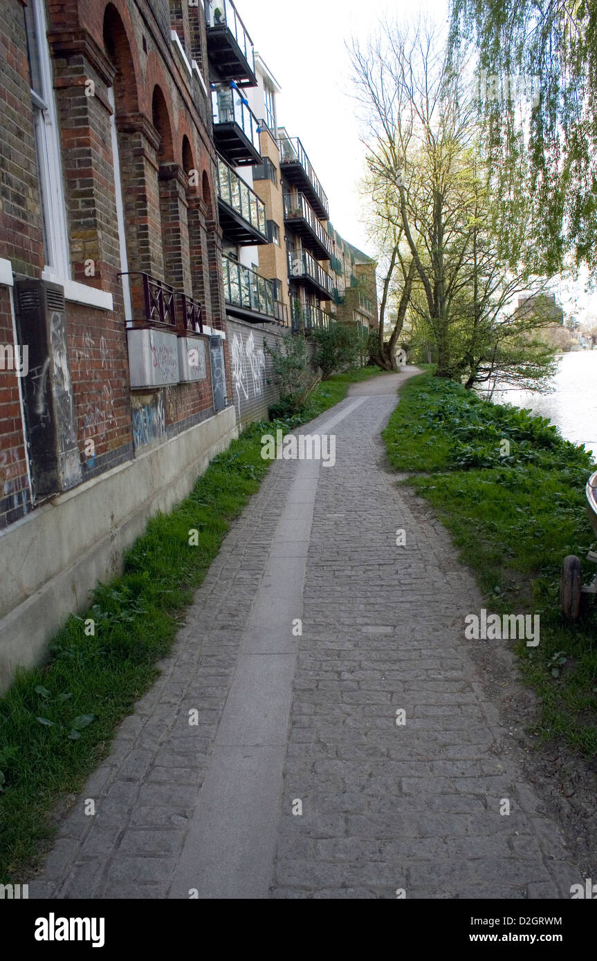 Footpath along riverbank hi-res stock photography and images - Alamy