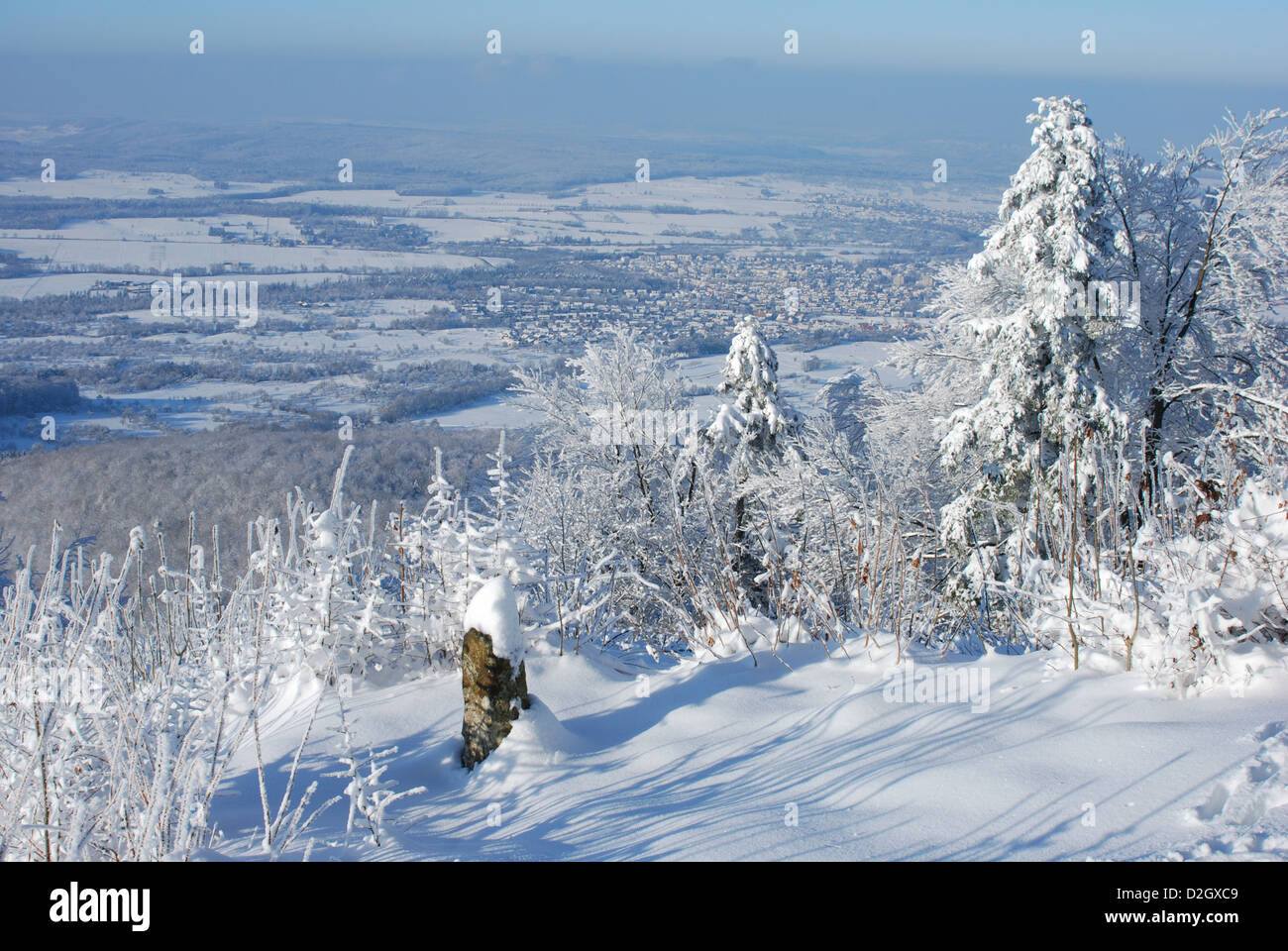 Wintry landscape with views of Three Fürstenstein, Swabian Alb Winterliche Landschaft mit Blick vom Dreifürstenstein, Stock Photo