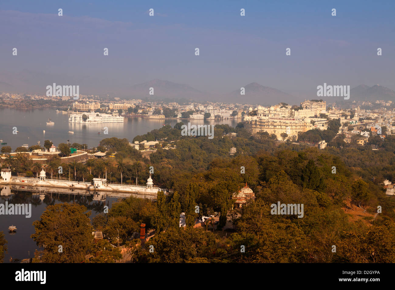 India, Rajasthan, Udaipur, View of Lake Pichola and Udaipur in early morning light Stock Photo