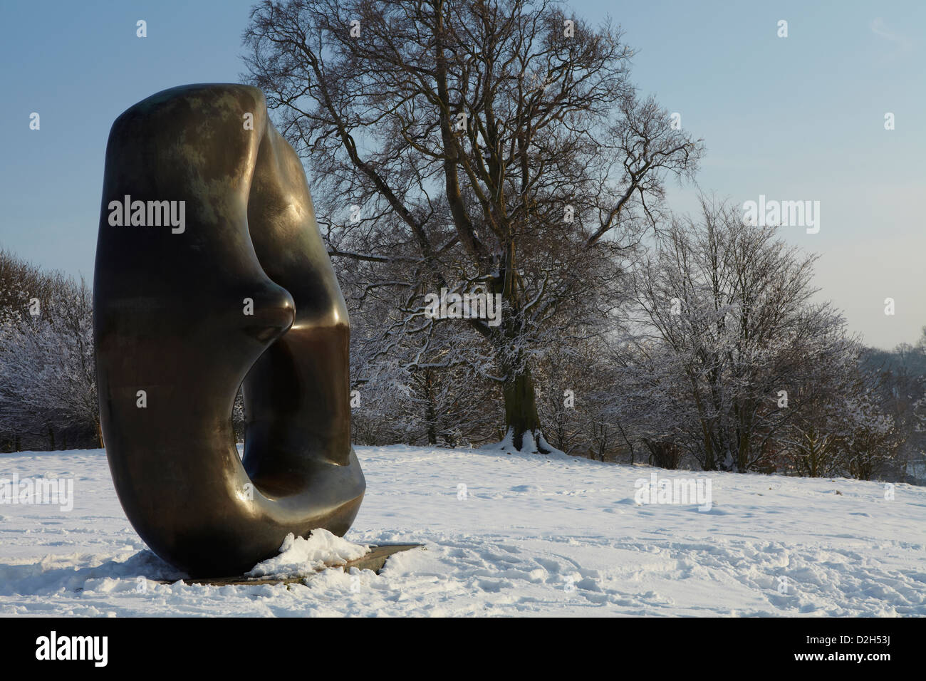 YORKSHIRE SCULPTURE PARK WINTER SNOW HENRY MOORE Stock Photo