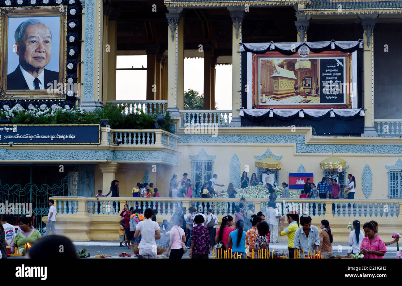 People mourn the late king Norodom Sihanouk in front of the Royal Palace in Phnom Penh Stock Photo