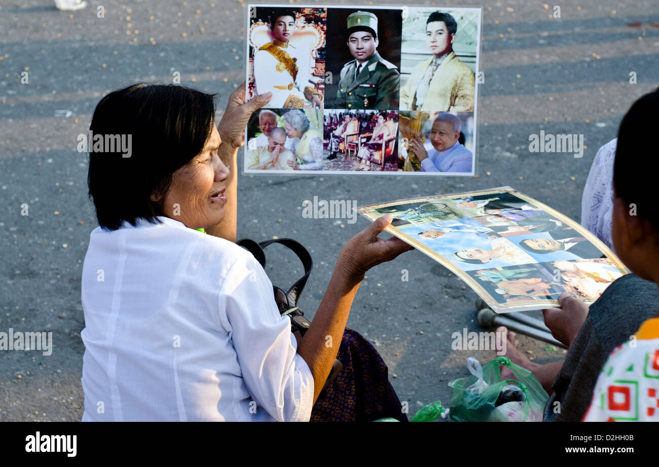 People mourn the late king Norodom Sihanouk in front of the Royal Palace in Phnom Penh Stock Photo