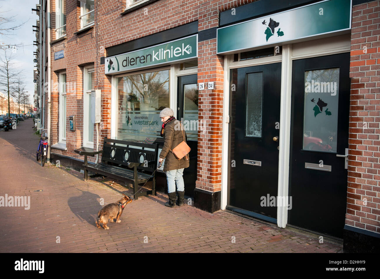 Netherlands, Amsterdam, de Jordaan Animal clinic in the Spaarndammerstraat.  Photo Kees Metselaar Stock Photo - Alamy