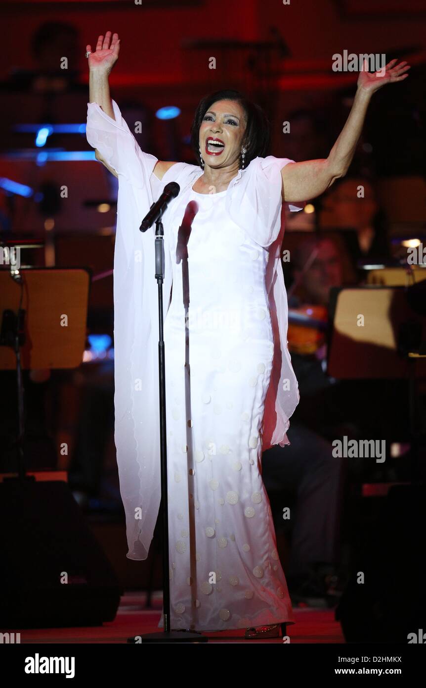 Shirley Bassey Singing