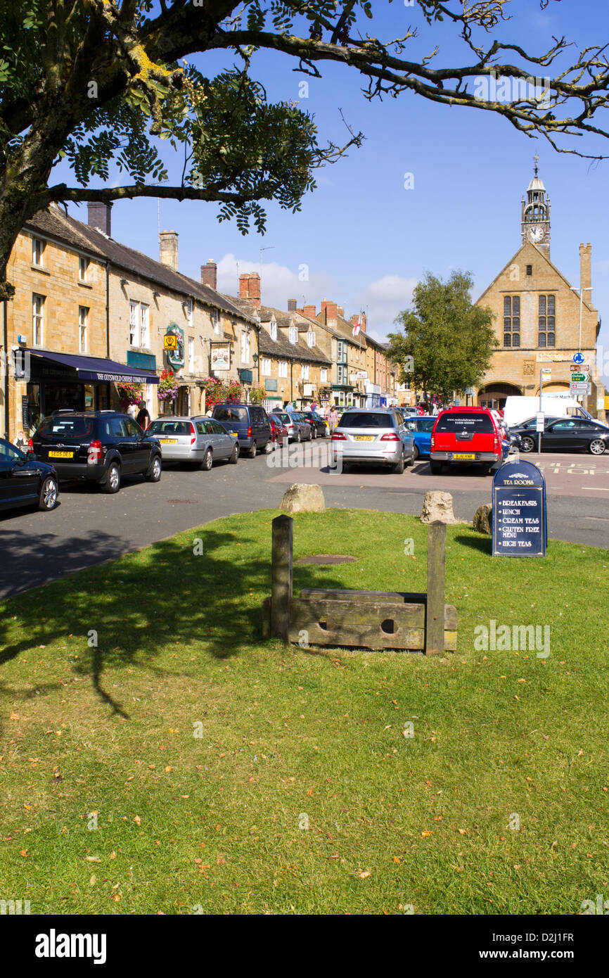 MoretoninMarsh street scene, Cotswolds, Gloucestershire, England, UK