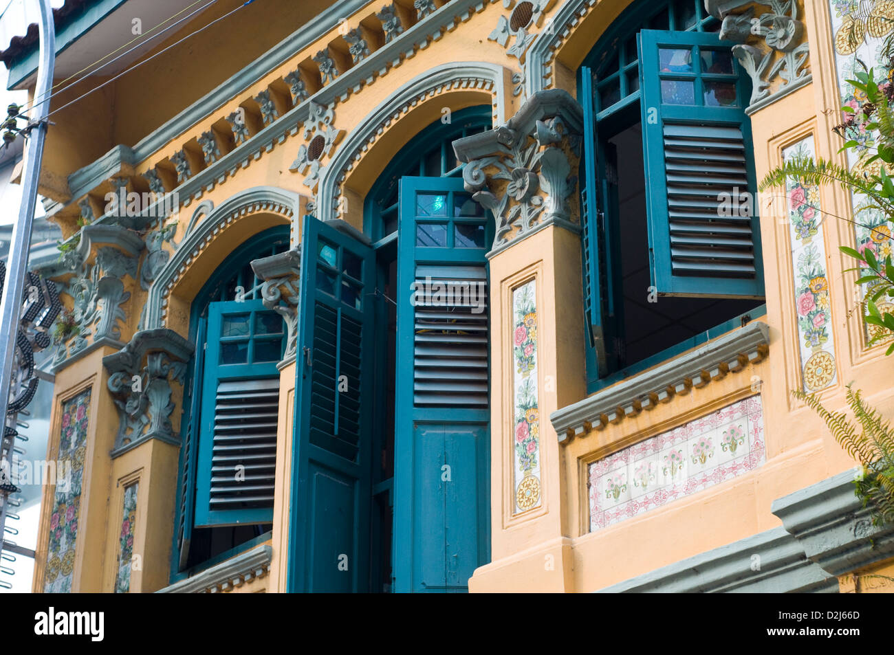 gaily painted shophouse, geylang, singapore Stock Photo Alamy