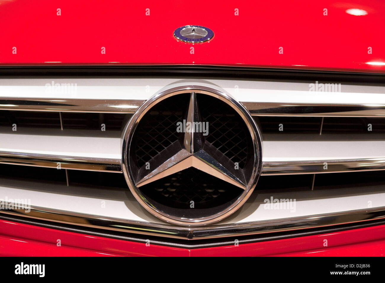 Mercedes-Benz logo on grill detail Stock Photo - Alamy