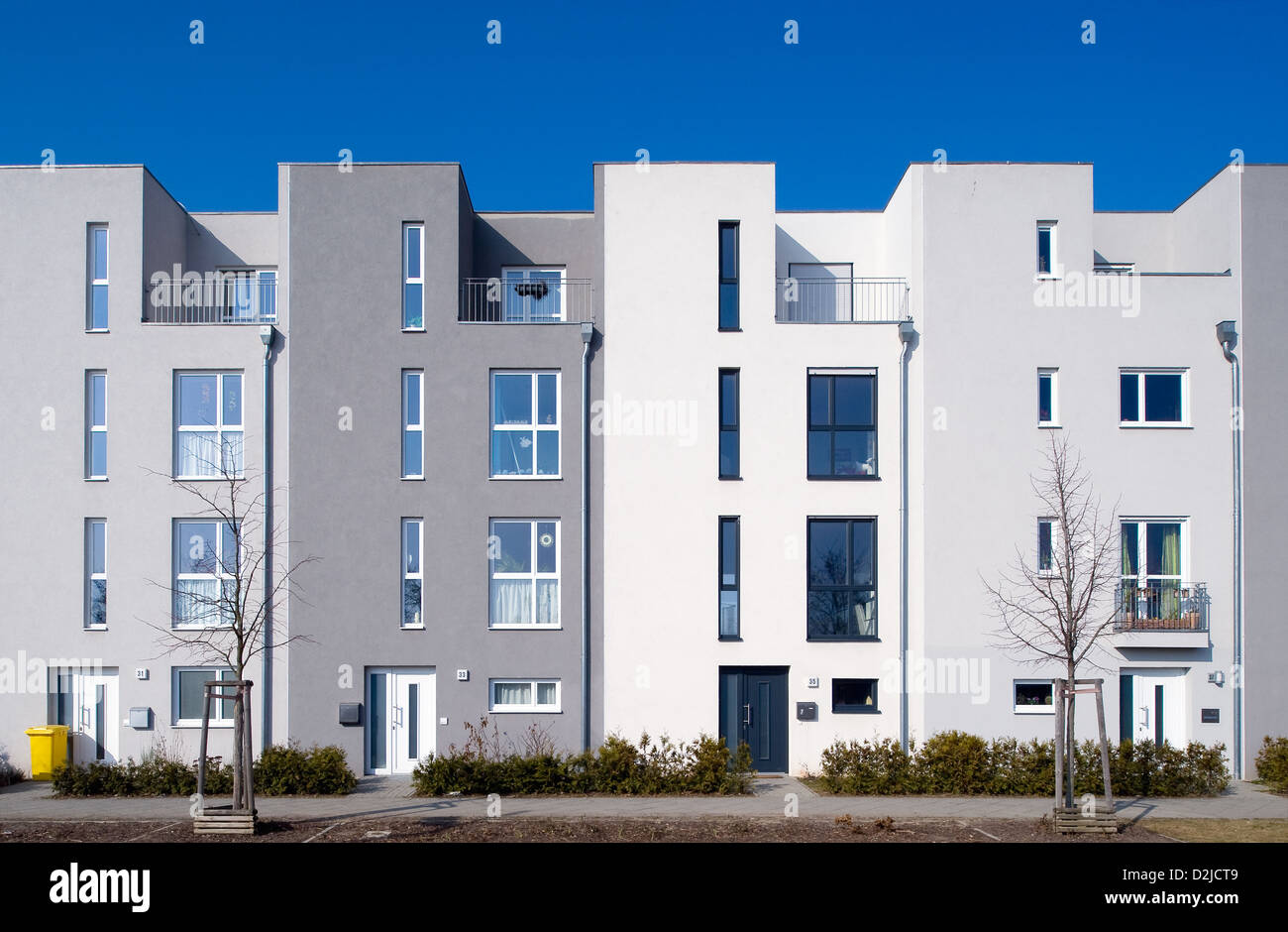 многоквартирный дом. высотный дом на белом фоне. многоэтажный многоквартирный жилой дом. фасады высотных зданий. многоэтажки на белом фоне.