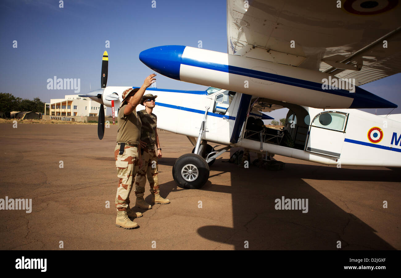Bamako, Mali. 26th January 2013. French army personal check a Pilatus aircraft on the tarmac at Bamako airport, Mali, 26 January 2013. The small aircraft is one of many being used to move supplies around the country. George Henton / Alamy Live News. Stock Photo