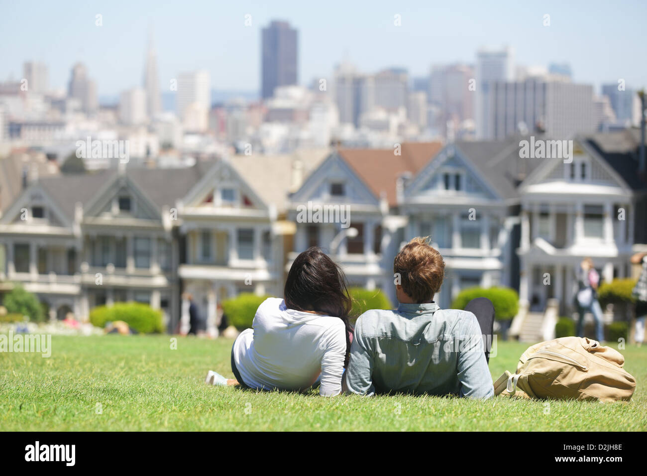 Alamo Square people. Couple in Alamo Park by the Painted Ladies, The Seven Sisters, San Francisco, California, USA Stock Photo