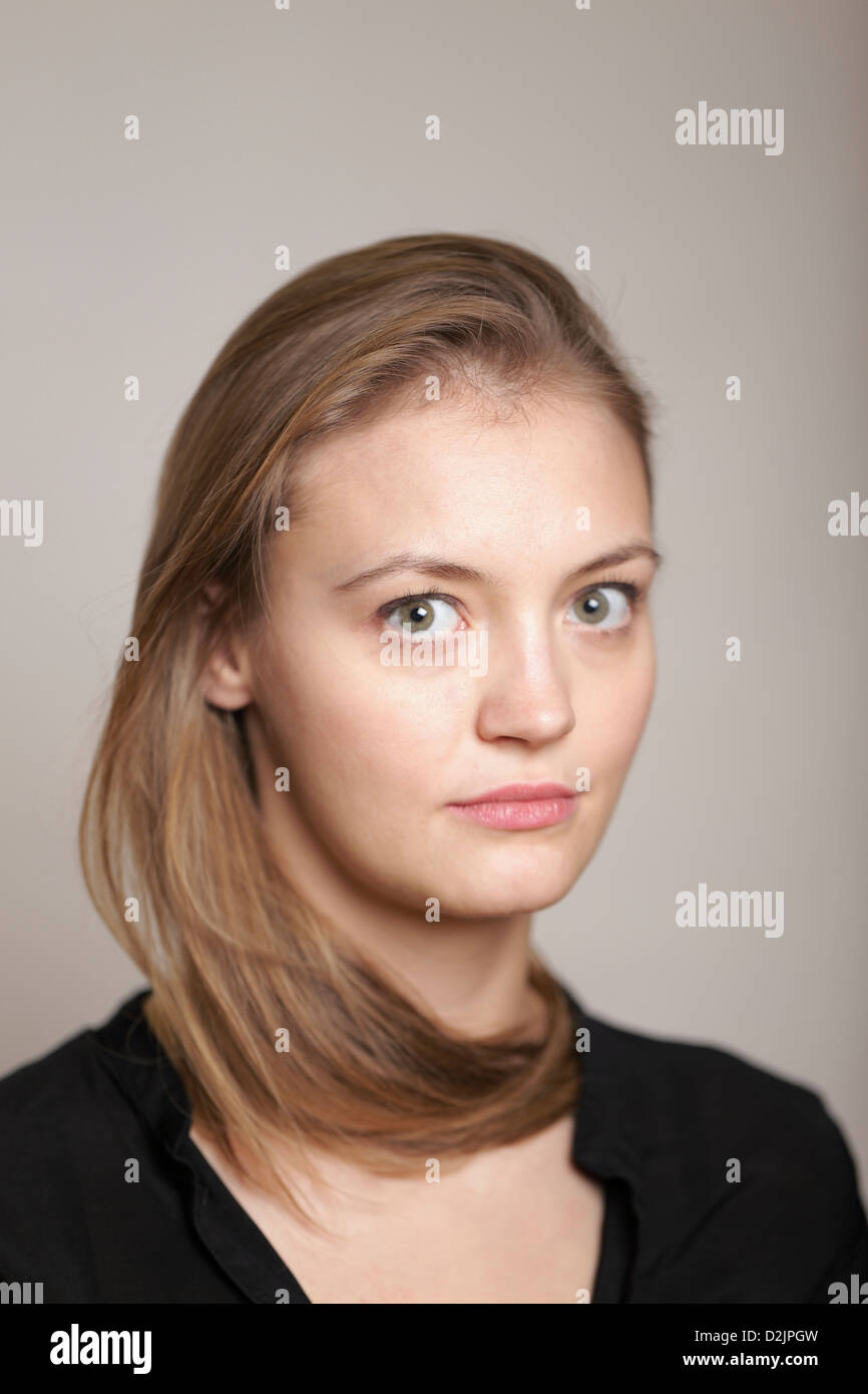 Portrait woman 30's pretty hi-res stock photography and images - Alamy