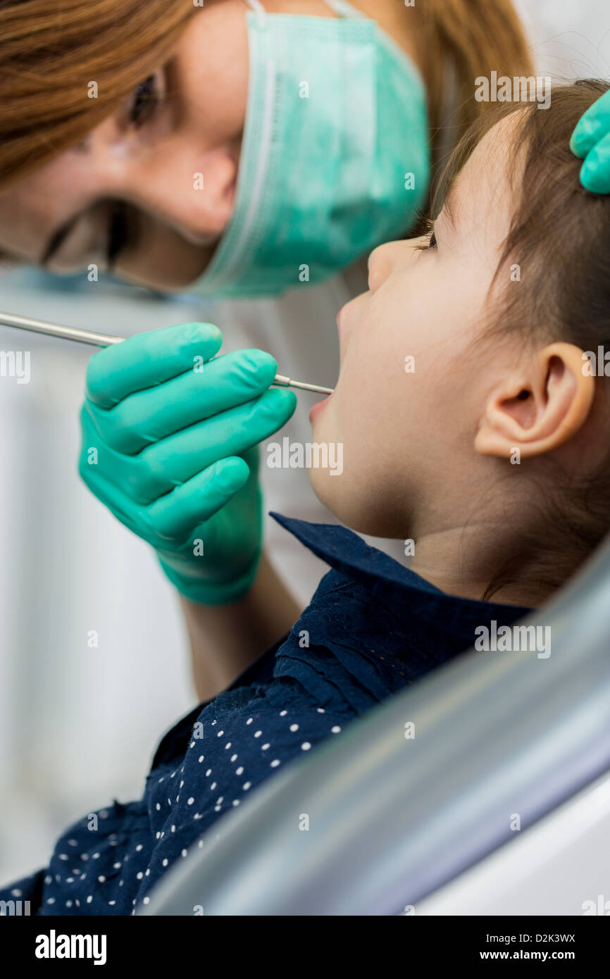 Little girl at the dentist Stock Photo - Alamy