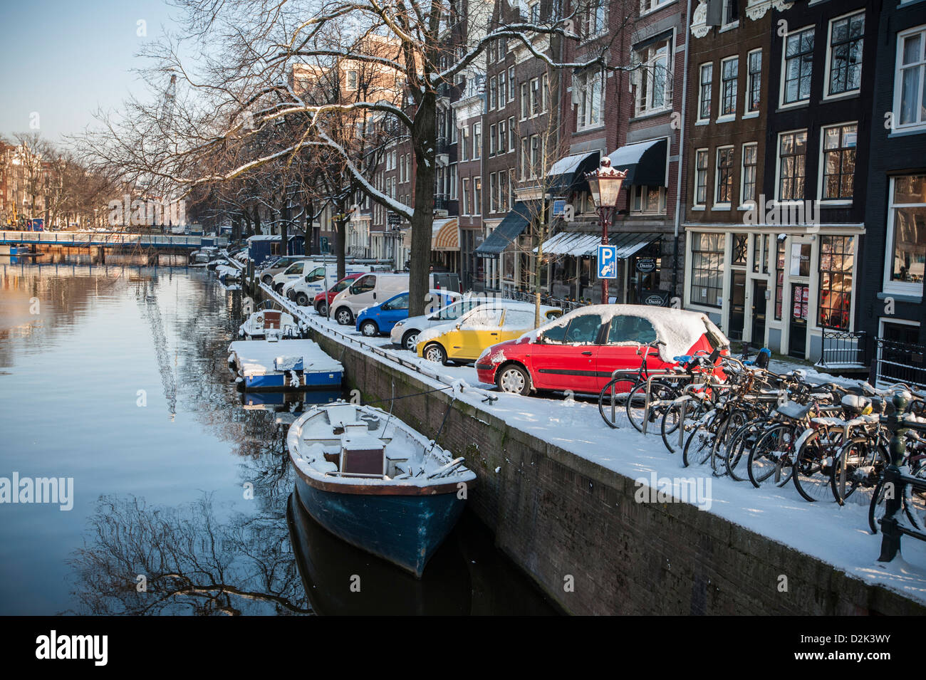 Netherlands, Amsterdam, de Jordaan Singel gracht. in winterlight. Cars in Mondriaan colors. Photo Kees Metselaar Stock Photo