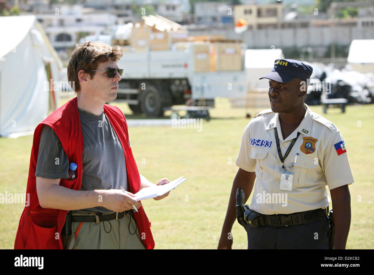 Carrefour, Haiti, DRC staff in discussion with the employee of a security company Stock Photo