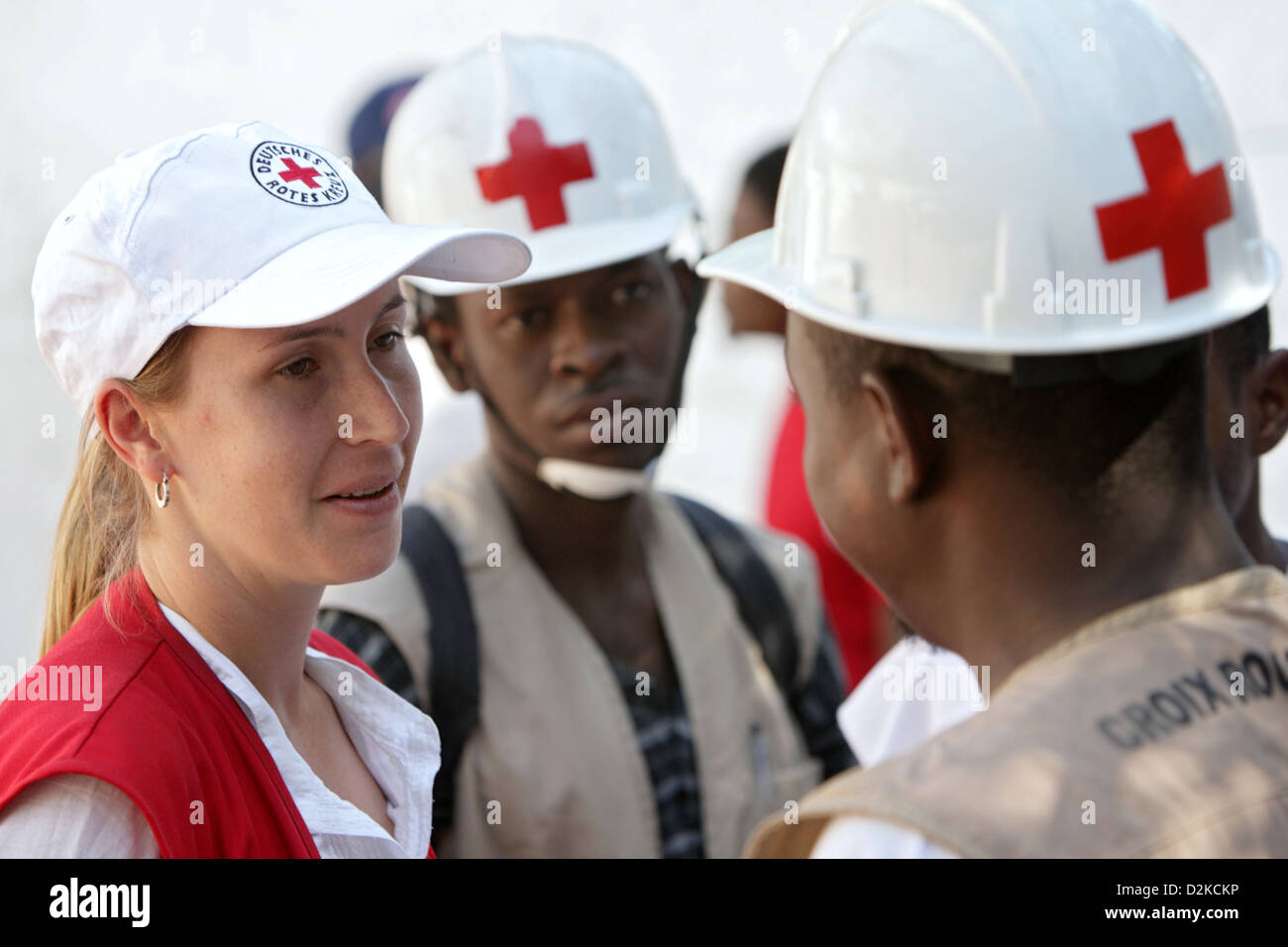 Carrefour, Haiti, DRC project manager coordinates the distribution with the Red Cross Hatianischen Stock Photo