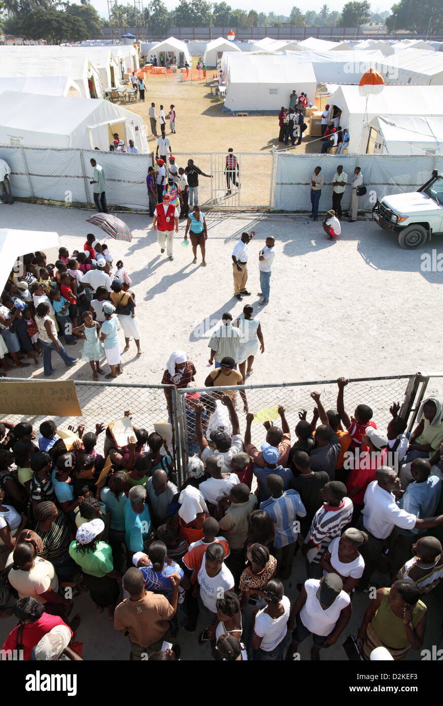 Carrefour, Haiti, crowds waiting at the fence inlet Stock Photo Alamy