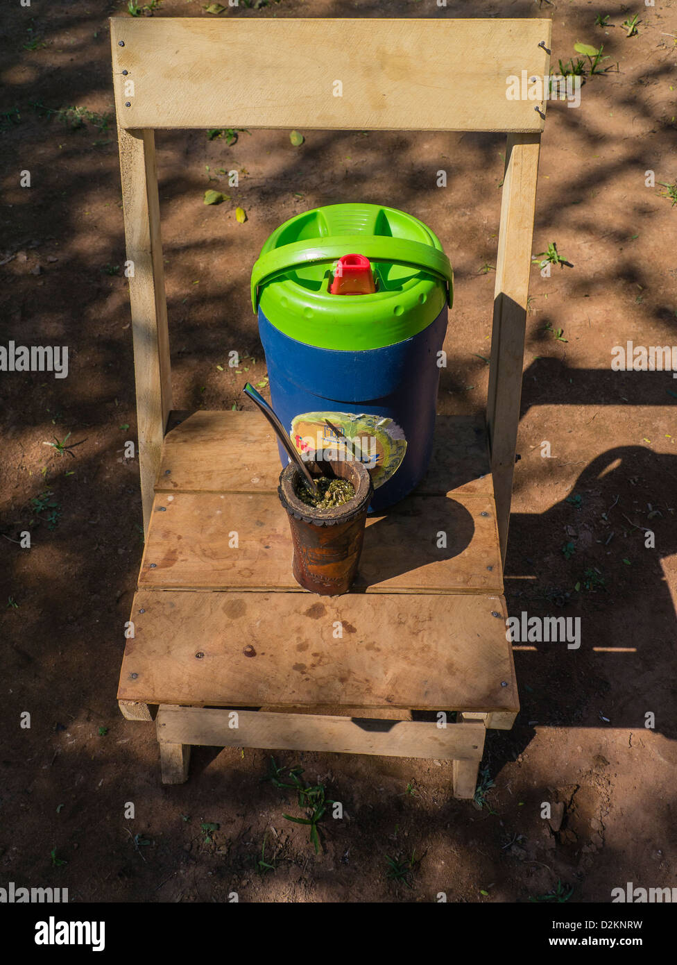 https://c8.alamy.com/comp/D2KNRW/a-thermos-with-yerba-mate-leaves-to-make-a-traditional-drink-and-cup-D2KNRW.jpg