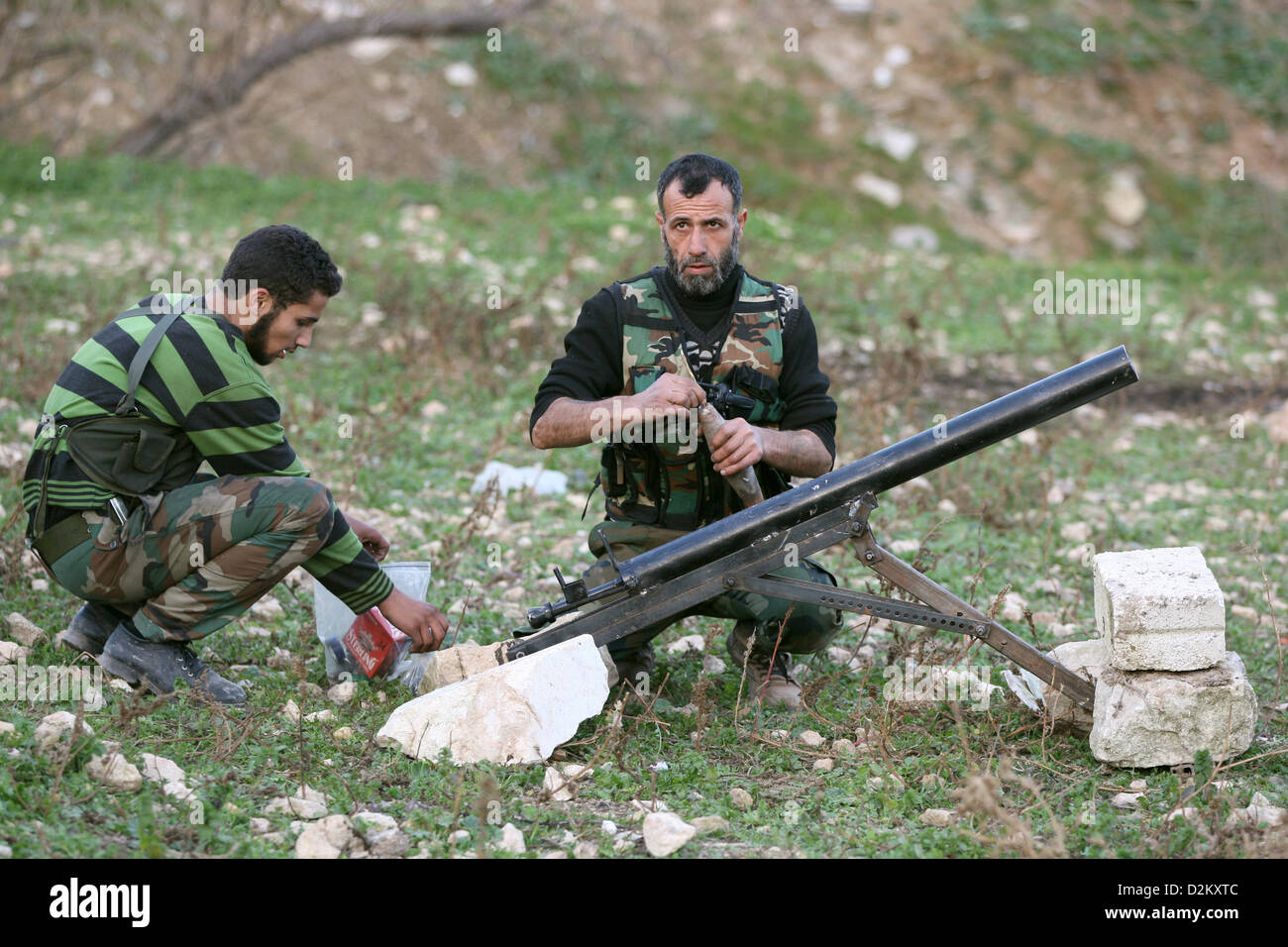 Aleppo, Syria. 27th January 2013. Members of the Free Syrian Army (FSA) prepare to launch a self-build mortar shell after taking control of the area and trying to defence against a counter-attack in a southern area of Aleppo, Syria, 27 January 2013. The southern region of Aleppo is of strategic importance, because the last connection between the airport and the west part of the city runs through the area. Both regions are still controlled by Assad's government troops while the rest of the area is under control of the FSA.   Photo: THOMAS RASSLOFF/ Alamy Live News Stock Photo