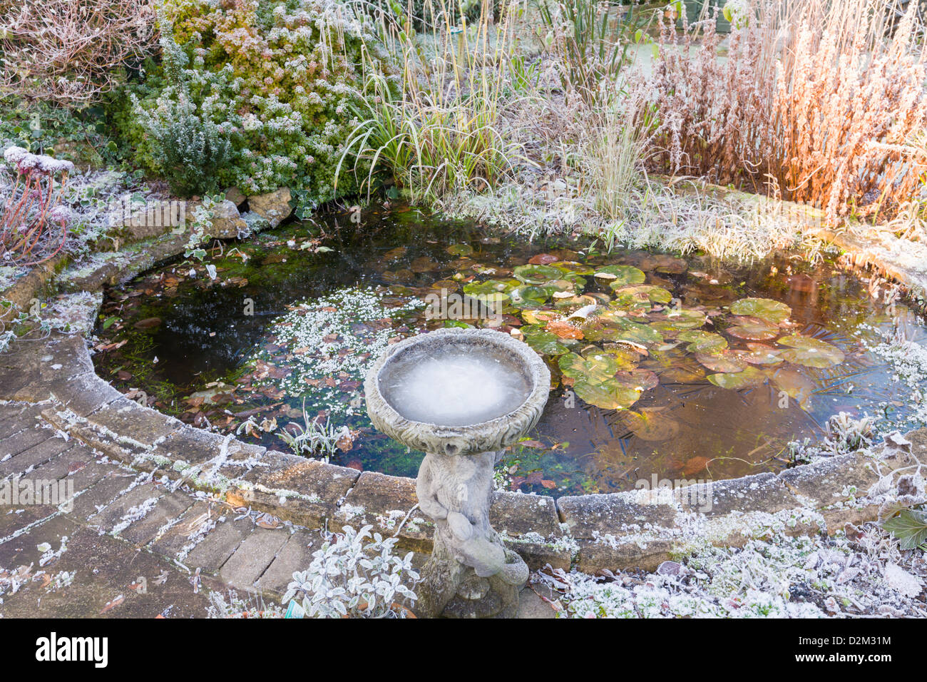 Garden gardening bird bath hires stock photography and images Alamy