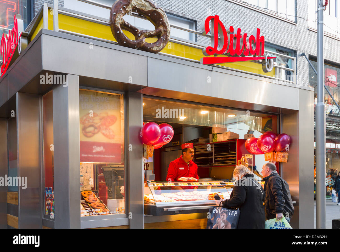 Couple buying pizza at Ditsch stall, Liverpool Stock Photo