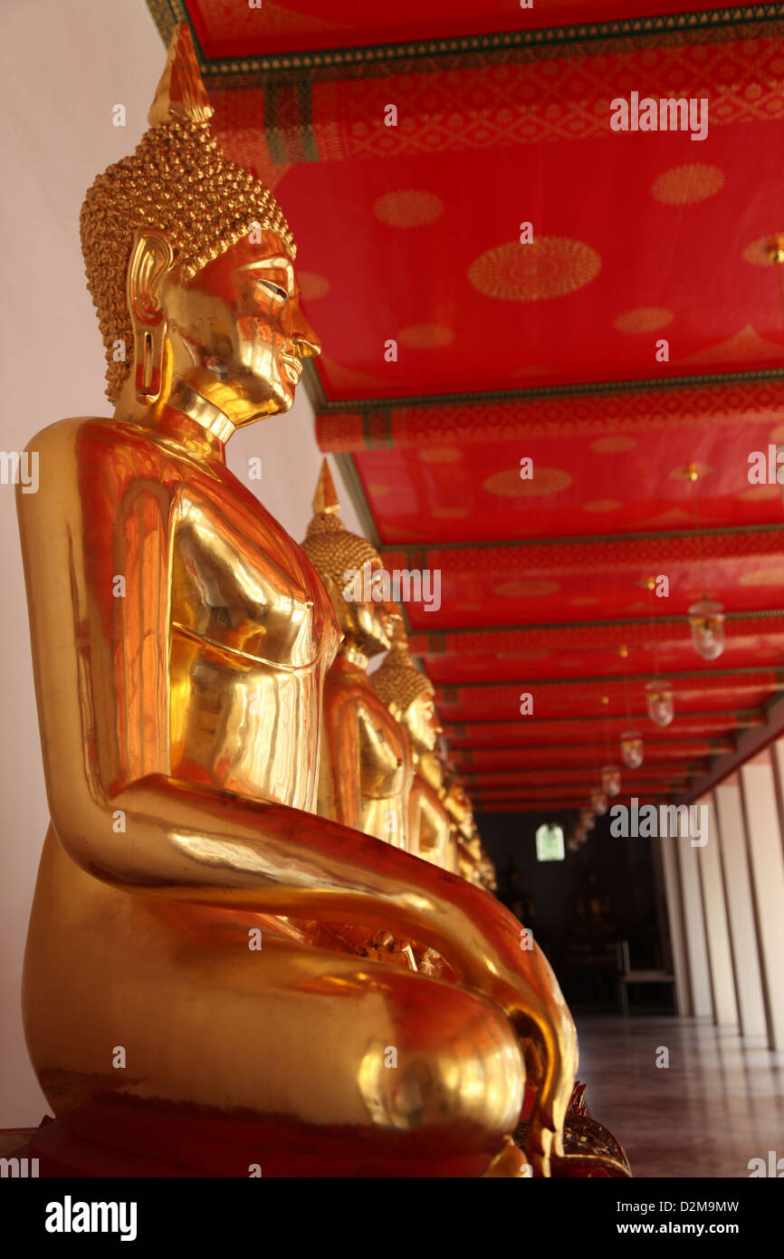 A row of Golden Buddhas in a Thai temple Stock Photo - Alamy