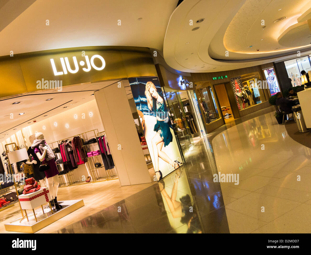 Hong kong shopping mall hi-res stock photography and images - Alamy