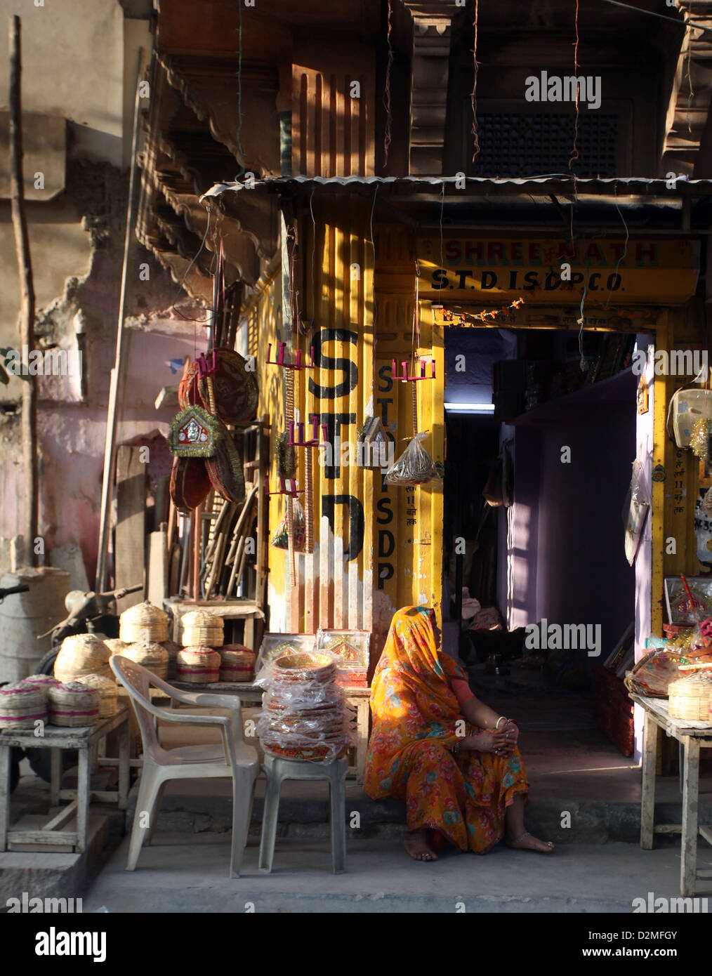 General view of a woman pictured in the clocktower market of Jodhpur, Rajastahan, India Stock Photo