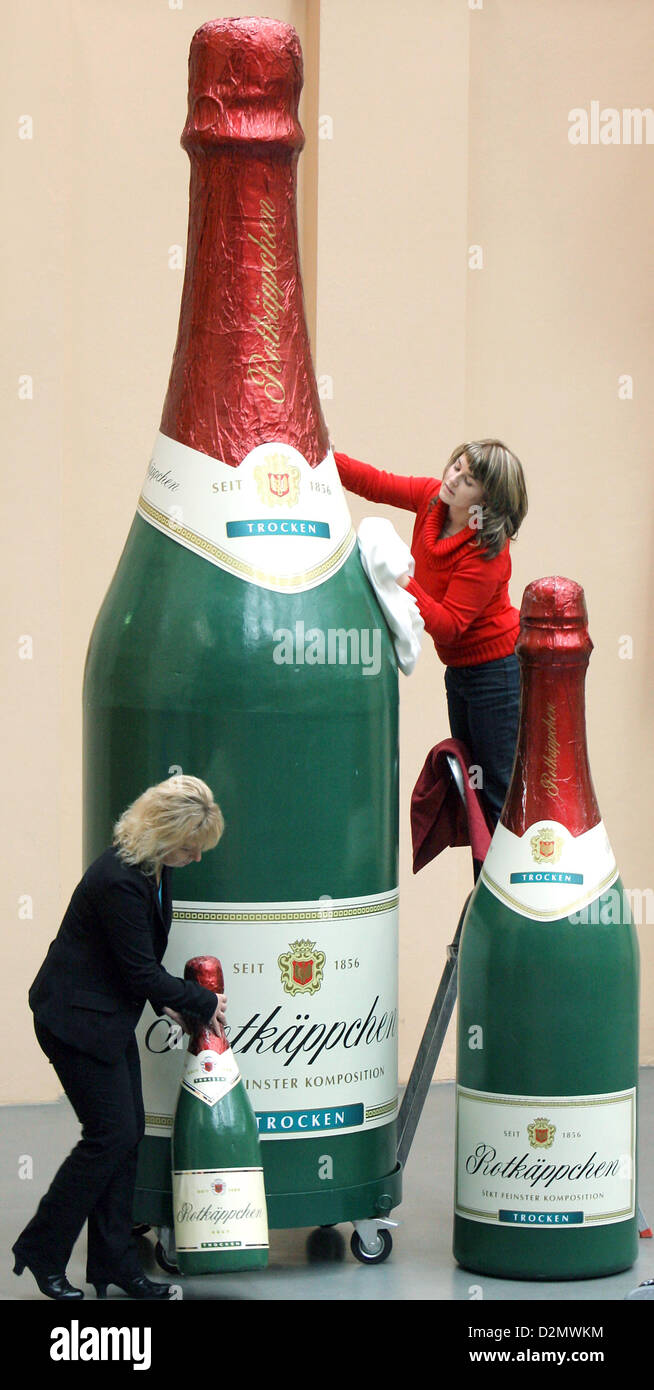 Employees Nicole Thürkind (r) and Ilona Kaiser prepare giant sparkling wine bottles for an event at the Rotkäppchen Mumm Winery in Freyburg, Germany, 10 December 2008. Photo: Waltraud Grubitzsch Stock Photo