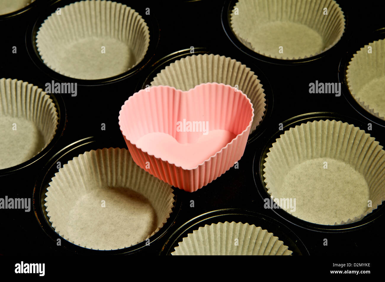 https://c8.alamy.com/comp/D2MYKE/muffin-cake-pan-heart-D2MYKE.jpg