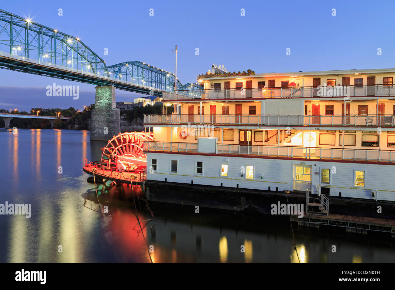 https://c8.alamy.com/comp/D2N0TH/delta-queen-riverboat-and-walnut-street-bridge-chattanooga-tennessee-D2N0TH.jpg