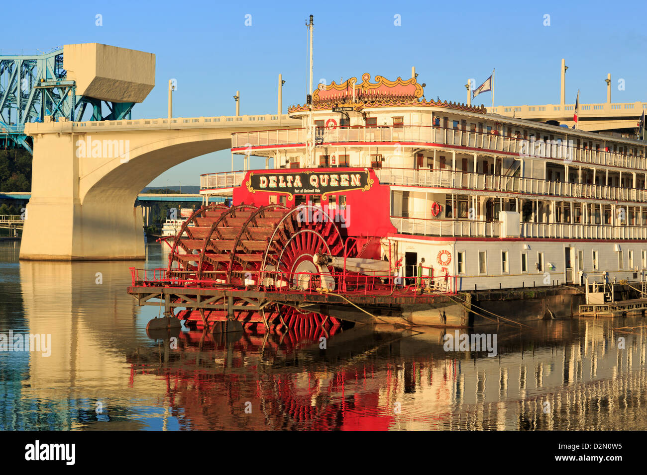 https://c8.alamy.com/comp/D2N0W5/delta-queen-riverboat-and-market-street-bridge-chattanooga-tennessee-D2N0W5.jpg