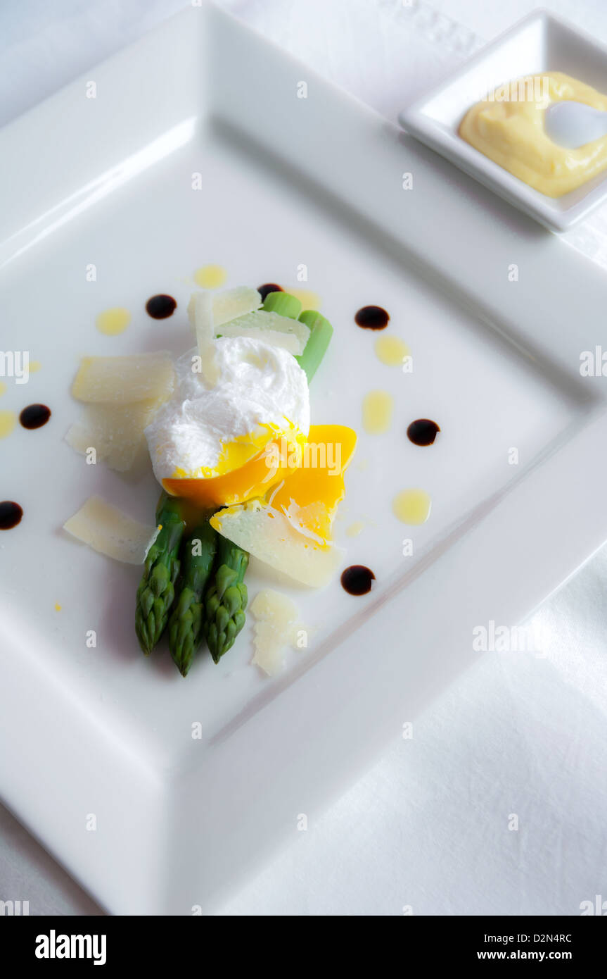 poached egg with asparagus and Hollandaise sauce Stock Photo Alamy