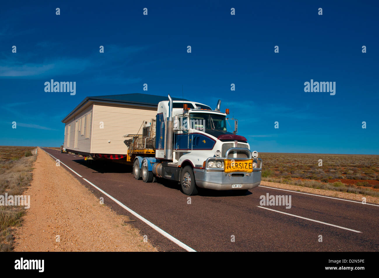 Truck transporting a full house on its trailer in the Outback of South Australia, Australia, Pacific Stock Photo