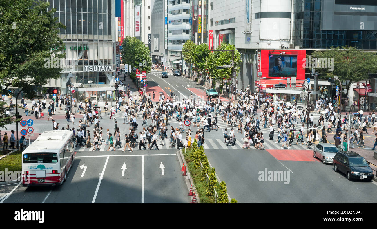 Very busy crossing Shibuya with crowds of people and waiting cars, Tokyo - Japan Stock Photo