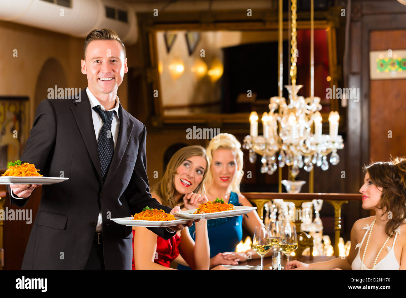 мужчина и женщина в кафе. ангела толстова пушба. красивая официантка. девушки которые разводят в ресторанах. Meal time.