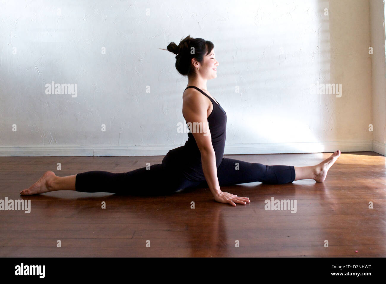 Anasura Yoga Instructor Sachie Alessio Stretches Out Before A Class Stock Photo Alamy